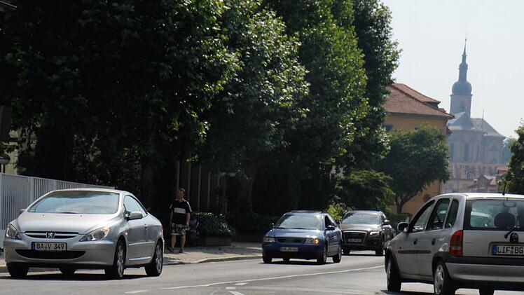 Die Rekordhitze macht Bambergs Straßen zu schaffen. In der Hainstraßen (l.o.) wölbt sich das Pflaster, zu Verwerfungen kam es in der Pödeldorfer Straße (l.u.). Schon länger ein Problem: Wackelplatten in der Langen Straße (o.) und Verdrückungen im Teer der Hainstraße.   Fotos: Michael Gründel, Barbara Herbst, pr. .