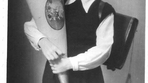 Der Mann von Silvia wurde 1951 in Bad Kissingen eingeschult.Inhalt der Schultüte - laut Aussage - viel Holzwolle und ein paar Bonbon.