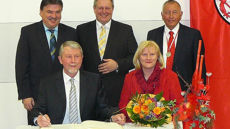Eintrag von Dieter Geyer ins Goldene Buch der Gemeinde Untersteinach. Foto: Klaus-Peter Wulf