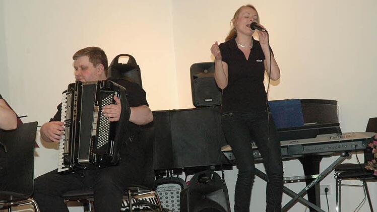 Nina Szudera singt. Foto: Edwin Meißinger