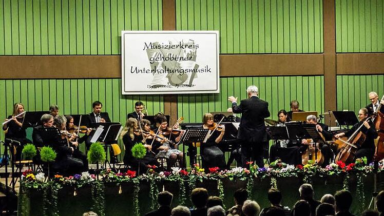 Reichlich Applaus verdiente sich der Musizierkreis Neustadt unter Leitung von Norbert Luche bei seinem Neujahrskonzert.Foto: Jochen Berger