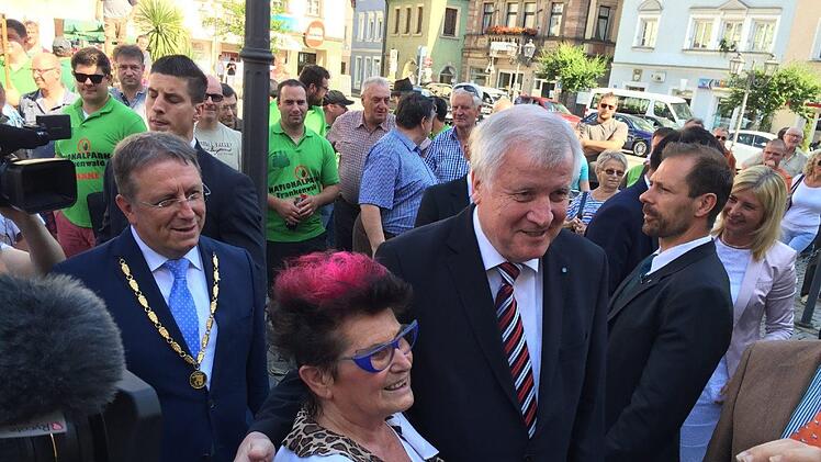 Ministerpräsident Horst Seehofer ist in Kulmbach eingetroffen. Foto: Andreas Schmitt