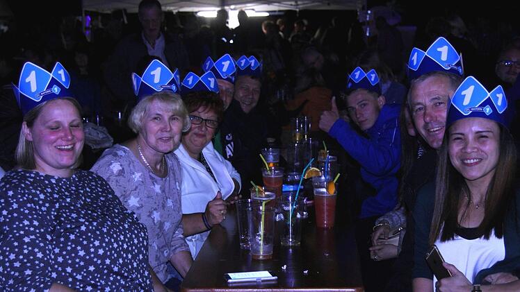 Ganz auf "Bayern 1" eingestellt war diese Gruppe mit ihren Kronen.