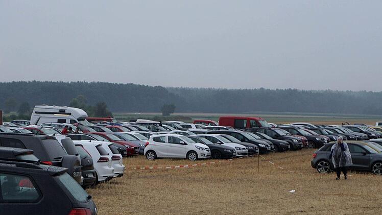 Das Festivalgelände wurde durch den Regen zusehends aufgeweicht, aber gefeiert wurde trotzdem. Foto: Richard Sänger