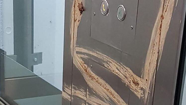 Die Mädchen richteten an vielen Orten in Zapfendorf (Kreis Bamberg) Schäden an. Dazu gehörte ein Aufzug am Bahnhof, der mit Kot beschmiert wurde. Foto: Deutsche Bahn AG