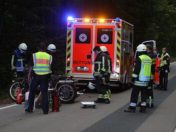 Mit Reh kollidiert: Motorradfahrer schleudert in Waldst&uuml;ck