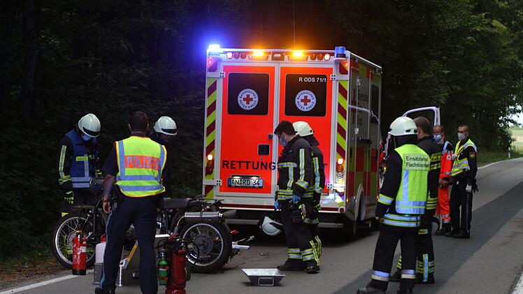 Mit Reh kollidiert: Motorradfahrer schleudert in Waldst&uuml;ck