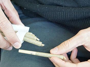 Bayreuth: Joint vor einer Schule geraucht - Mann erwartet "empfindliches Bu&szlig;geld"