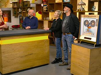 In der Donnerstagsausgabe von "Bares für Rares" wehte nostalgischer Kneipen-Charme ins Studio herein: ein Glücksspielautomat, der seinem Besitzer gleich doppelt Fortuna vorbeigeschickt hat - einmal beim Spielen, einmal beim Verkaufen.