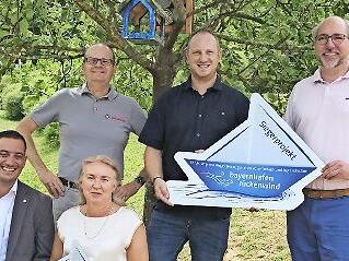 Strahlende Gesichter bei der Preisübergabe: Philipp Geus, Andreas Kolb und Philipp Schreier von der Johanniter-Unfall-Hilfe freuen sich mit Einrichtungsleiterin Angela Eckschmidt sowie Alexander Zeiger von der Bayernhafen GmbH (von links).