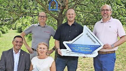 Strahlende Gesichter bei der Preisübergabe: Philipp Geus, Andreas Kolb und Philipp Schreier von der Johanniter-Unfall-Hilfe freuen sich mit Einrichtungsleiterin Angela Eckschmidt sowie Alexander Zeiger von der Bayernhafen GmbH (von links).