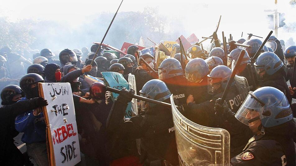 Zusammenstöße zwischen Polizei und Demonstranten am Dienstag in Rom bei Protesten gegen die Kürzungspolitik in Europa. Foto: Alessando di Meo/dpa Zusammenstöße zwischen Polizei und Demonstranten am Dienstag in Rom bei Protesten gegen die Kürzungspolitik in Europa. Foto: Alessando di Meo/dpa