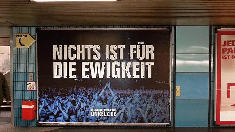 Der Screenshot eines auf Facebook geteilten Bildes - es zeigt ein Böhse-Onkelz-Plakat im Bereich der Kölner U-Bahn, fotografiert von der Userin "Anja S.". Das Foto wurde in kürzester Zeit von über 500 Facebook-Usern geteilt und somit in der Öffentlichkeit verbreitet.
