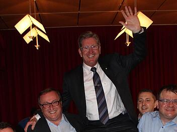 Die Freien Wähler tragen Heinz Richter auf Händen.  Foto: fra-press
