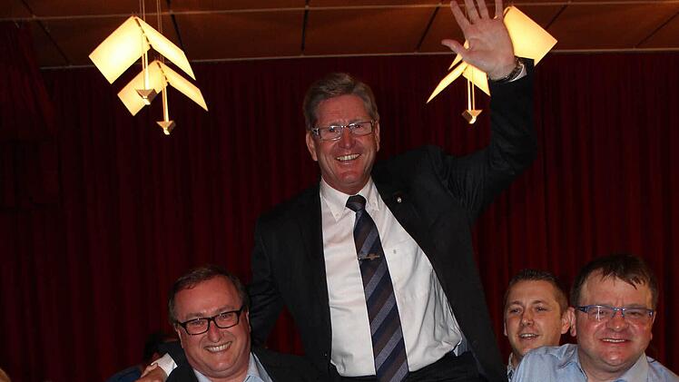 Die Freien Wähler tragen Heinz Richter auf Händen.  Foto: fra-press