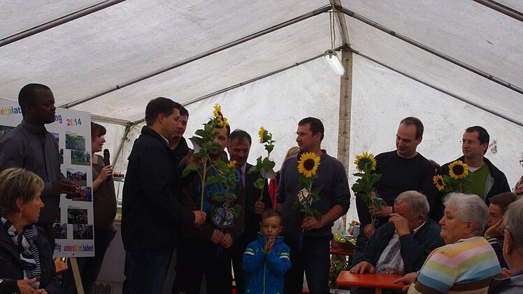 Blumen für die fleißigen Papas der Spielplatz-Initiative Foto: Heike Schülein
