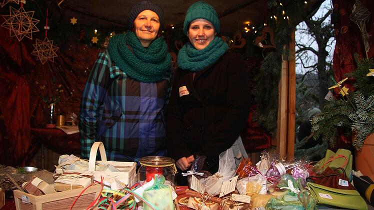 Seifen Produkte von der Geschwister-Gummi-Stiftung bieten Carmen Günther und Melanie Schulze an. Foto: Sonja Adam