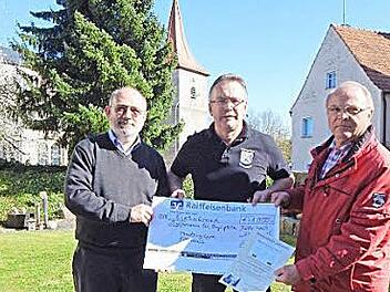 Theatergruppen-Vorsitzender Andreas Wagner (Mitte) übergab im Röttenbacher Pfarrgarten einen Scheck in Höhe von 1000 Euro an Pfarrer Joan Vinyeta-Punti und Rolf Clemens vom Orgelbauverein und erhielt im Gegenzug eine Patenschaftsurkunde für Orgelpfeife Nummer 101.  Foto: Mona Lisa Eigenfeld