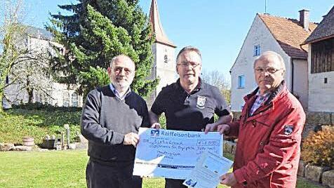 Theatergruppen-Vorsitzender Andreas Wagner (Mitte) übergab im Röttenbacher Pfarrgarten einen Scheck in Höhe von 1000 Euro an Pfarrer Joan Vinyeta-Punti und Rolf Clemens vom Orgelbauverein und erhielt im Gegenzug eine Patenschaftsurkunde für Orgelpfeife Nummer 101.  Foto: Mona Lisa Eigenfeld