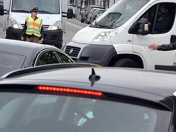 In München regelte die Polizei am Montag den Verkehr, nachdem zahlreiche Ampelanlagen ausgefallen waren.  Foto: Stefan Puchner/dpa