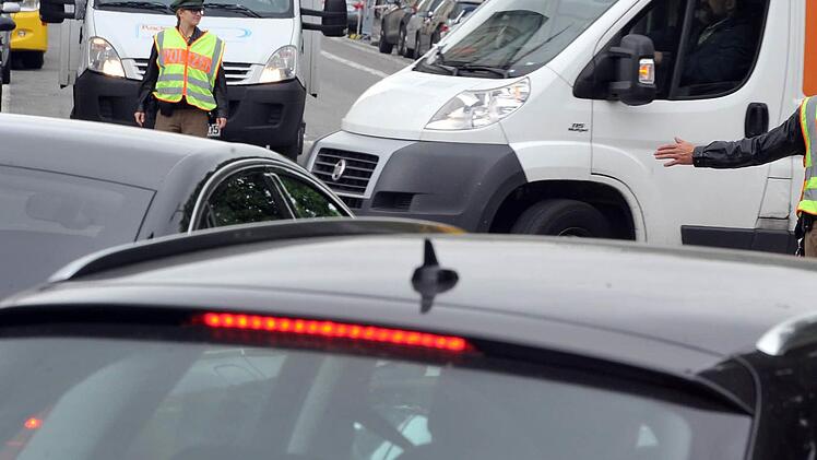 In München regelte die Polizei am Montag den Verkehr, nachdem zahlreiche Ampelanlagen ausgefallen waren.  Foto: Stefan Puchner/dpa