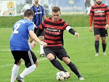 Fabian Waas (Nr. 2) vom TSV Gosberg konnte die Kreise des spielfreudigen ATSV-Kapitäns Philipp Heublein nicht immer unterbinden, dem Forchheimer gelangen beim 6:0-Triumph im Duell in der A-Klasse 3 zwei sehenswerte Treffer aus der Distanz.  Foto: herzopress