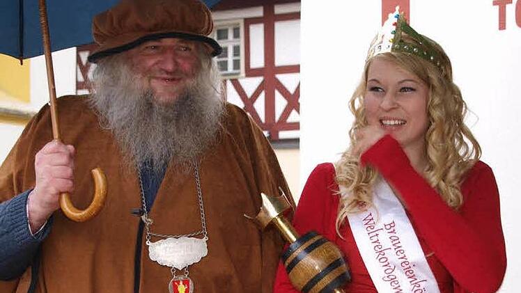 Der Stadtherold (Wolfgang Huppmann) mit der Aufseßer Brauereienkönigin Katrin I. aus Hochstahl Foto: Thomas Weichert