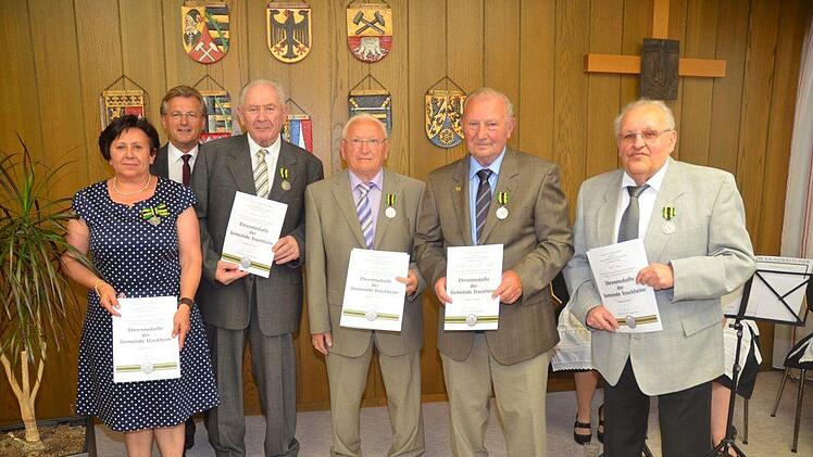 Ihnen wurde für ihr außerordentliches ehrenamtliches Engagement die Verdienstmedaille der Gemeinde Stockheim mit Ehrenurkunde verliehen (v. l.): Maria Berberich, Bürgermeister Rainer Detsch, Andreas Scherbel, Herbert Schmitt, Willi Müller, Karl Dauer. Es fehlt Peter Bayer. Foto: K.- H. Hofmann