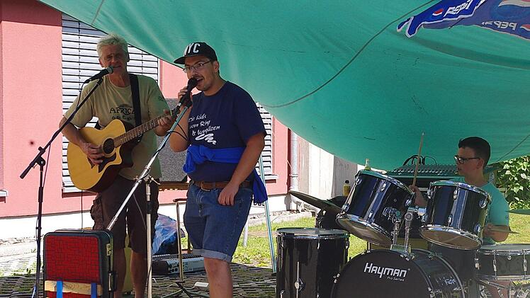 F&uuml;r die schwungvolle musikalische Umrahmung sorgten Tom Sauer und der ehemalige Lebenshilfe-Sch&uuml;ler Andr&eacute;, der mittlerweile in einer eigenen Band in Burgkunstadt mitsingt.