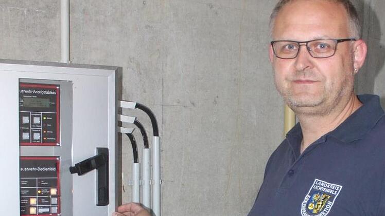 KBI Siegfried Hammrich an der Brandmeldeanlage des befahrbaren Stollens. Foto: Matthias Einwag