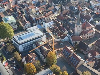 Blick auf das Landratsamt: links das Hauptgebäude, oberhalb der Sitzungssaal, darunter Anbau und ehemaliges Landbauamt. In Richtung Jakobuskirche entsteht der Erweiterungsbau. Foto: Ralf Ruppert