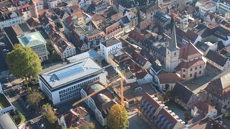 Blick auf das Landratsamt: links das Hauptgebäude, oberhalb der Sitzungssaal, darunter Anbau und ehemaliges Landbauamt. In Richtung Jakobuskirche entsteht der Erweiterungsbau. Foto: Ralf Ruppert