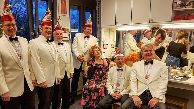 Der BRK-Elferrat lässt sich in der Maske des E.T.A.-Hoffmann-Theaters für den großen Rosenmontagsball schon mal auf Vordermann bringen. Foto: RiegerPress
