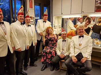Der BRK-Elferrat lässt sich in der Maske des E.T.A.-Hoffmann-Theaters für den großen Rosenmontagsball schon mal auf Vordermann bringen. Foto: RiegerPress