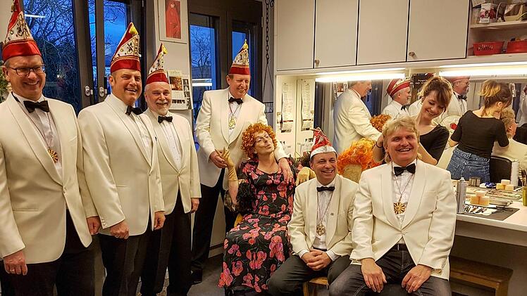Der BRK-Elferrat lässt sich in der Maske des E.T.A.-Hoffmann-Theaters für den großen Rosenmontagsball schon mal auf Vordermann bringen. Foto: RiegerPress