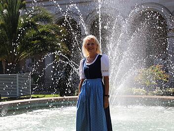 Die 63-J&auml;hrige vor dem Arkadenbau in Bad Kissingen. Johannes Schlereth