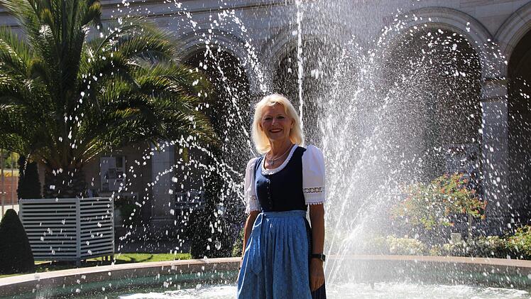 Die 63-J&auml;hrige vor dem Arkadenbau in Bad Kissingen. Johannes Schlereth