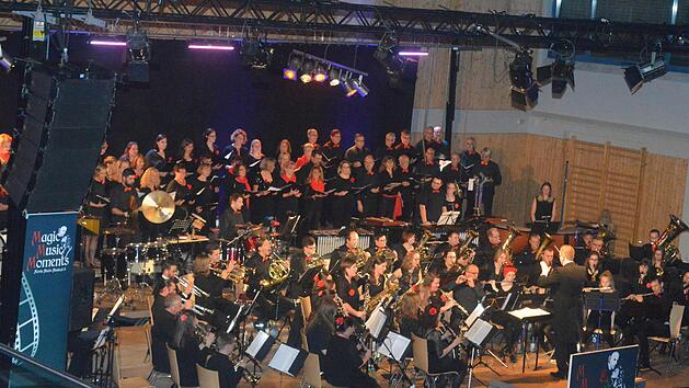 Eine gro&szlig;e Zahl an  Musikanten und S&auml;ngern auf der B&uuml;hne der Schlossberghalle N&uuml;dlingen  begeisterte die Zuh&ouml;rer.  Foto: Arthur Stollberger