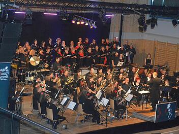 Eine große Zahl an  Musikanten und Sängern auf der Bühne der Schlossberghalle Nüdlingen  begeisterte die Zuhörer.  Foto: Arthur Stollberger