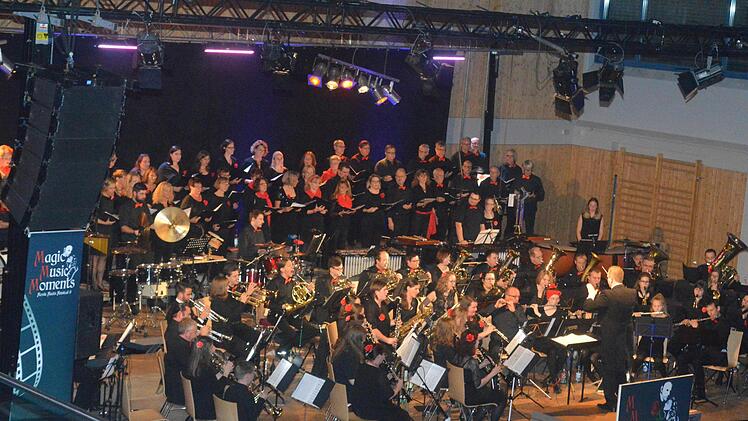 Eine große Zahl an  Musikanten und Sängern auf der Bühne der Schlossberghalle Nüdlingen  begeisterte die Zuhörer.  Foto: Arthur Stollberger
