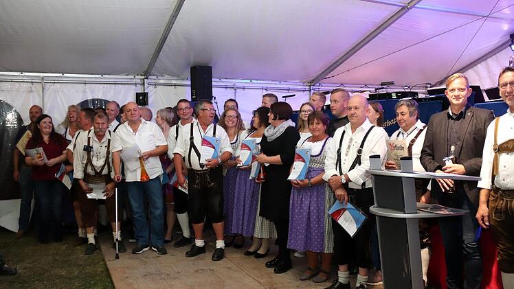 Die von Vydykal geehrten Musiker, rechts außen Raimund Kratz, Vorsitzender der Gremsdorfer Blaskapelle