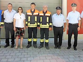 Gruppenbild mit Wehr und B&uuml;rgermeisterin Foto: p