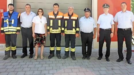 Gruppenbild mit Wehr und B&uuml;rgermeisterin Foto: p
