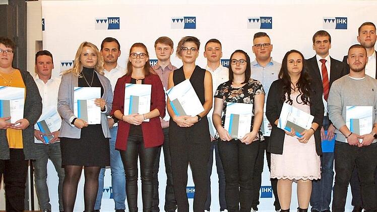 Die Prüfungsbesten der IHK-Berufsausbildung Foto: Alfred Thieret