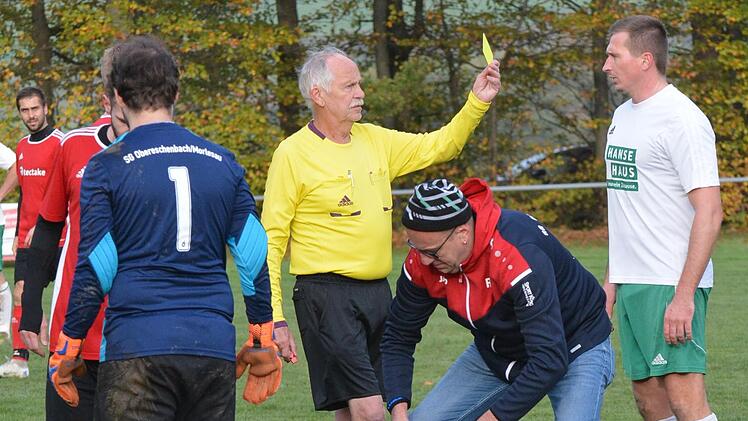Für die Verletzungsunterbrechung im Spiel gegen die SG Obereschenbach verantwortlich ist offensichtlich Gräfendorfs   Philipp Hölzer, der hier von Schiedsrichter Helmut Neder gelb sieht. Foto: ssp