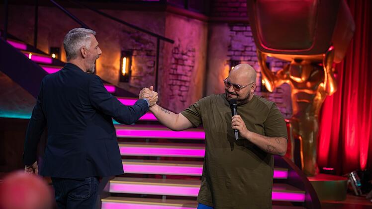 Sebastian Pufpaff (links) begr&uuml;&szlig;t im "TV total Stand-up Club" unter anderem Bora Ahmed Altun.