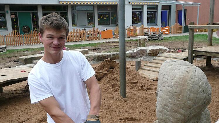 Fabio Weingold aus Ebern bestreitet seine ersten Arbeitstage als Gärtner im Kindergarten von Ebelsbach. Der Sandkasten ist seine temporäre Baustelle.  Foto: mei