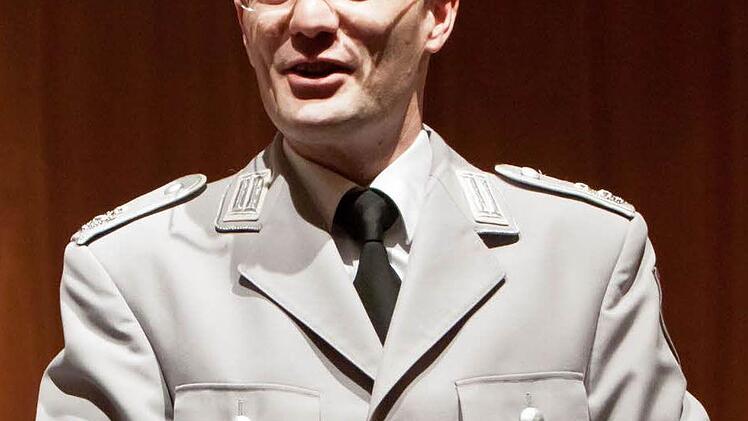 Dirigent und Moderator: Oberstleutnant Burkard Zenglein