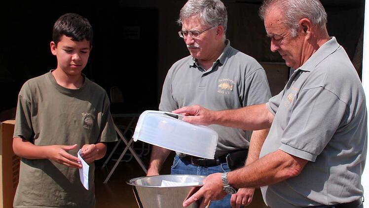 Lennard (links) ist die Glücksfee, daneben Horst Kress und Gerhard Zender Foto: Johanna Blum