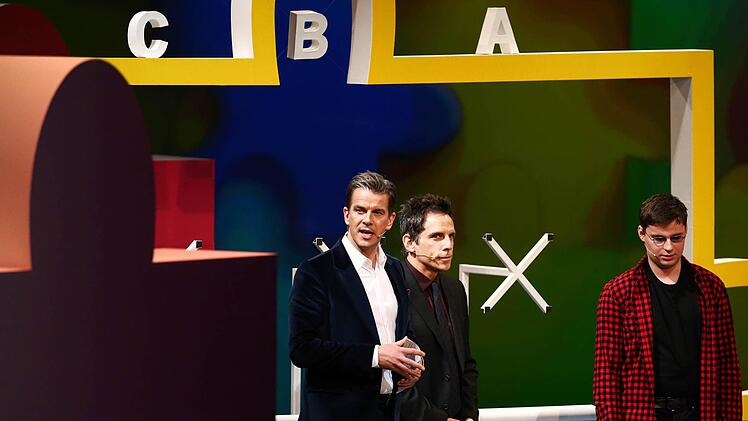 Moderator Markus Lanz (l-r), US-Schauspieler Ben Stiller und Wettkandidat Dave Janischak stehen am 13.12.2014 in der 215. ZDF-Show "Wetten, dass..?" in Nürnberg (Bayern) auf der Bühne. Der Showklassiker wird nach fast 34 Jahren eingestellt. Foto: David Ebener/dpa